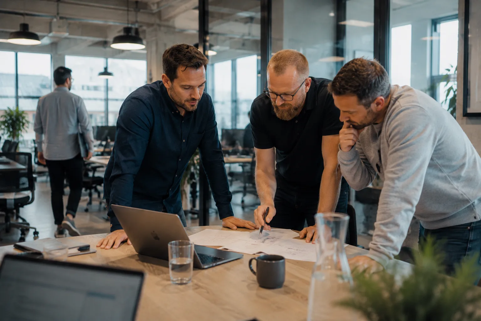 Team eines Handwerksbetriebs bespricht einen digitalen Angebotsprozess